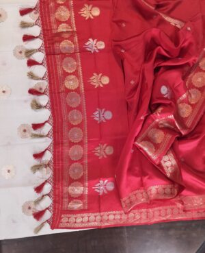 Semi Stitched Off-white Pure Chiniya Silk set with a striking Red Kora Silk dupatta — perfect for Navratras, Durga Puja, Diwali & weddings. Shine bright in our Pure Silk Handloom Kadua Bootas Zari Collection . (3 Piece Suit)