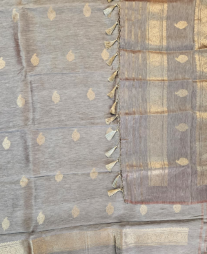 A SOFT ENGLISH LAVENDER THREE PIECE HANDLOOM KADUA SUIT SET WOVEN IN PURE LINEN BY KORA SILK AND GOLD ZARI